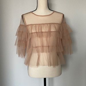 Neutral colored mesh top